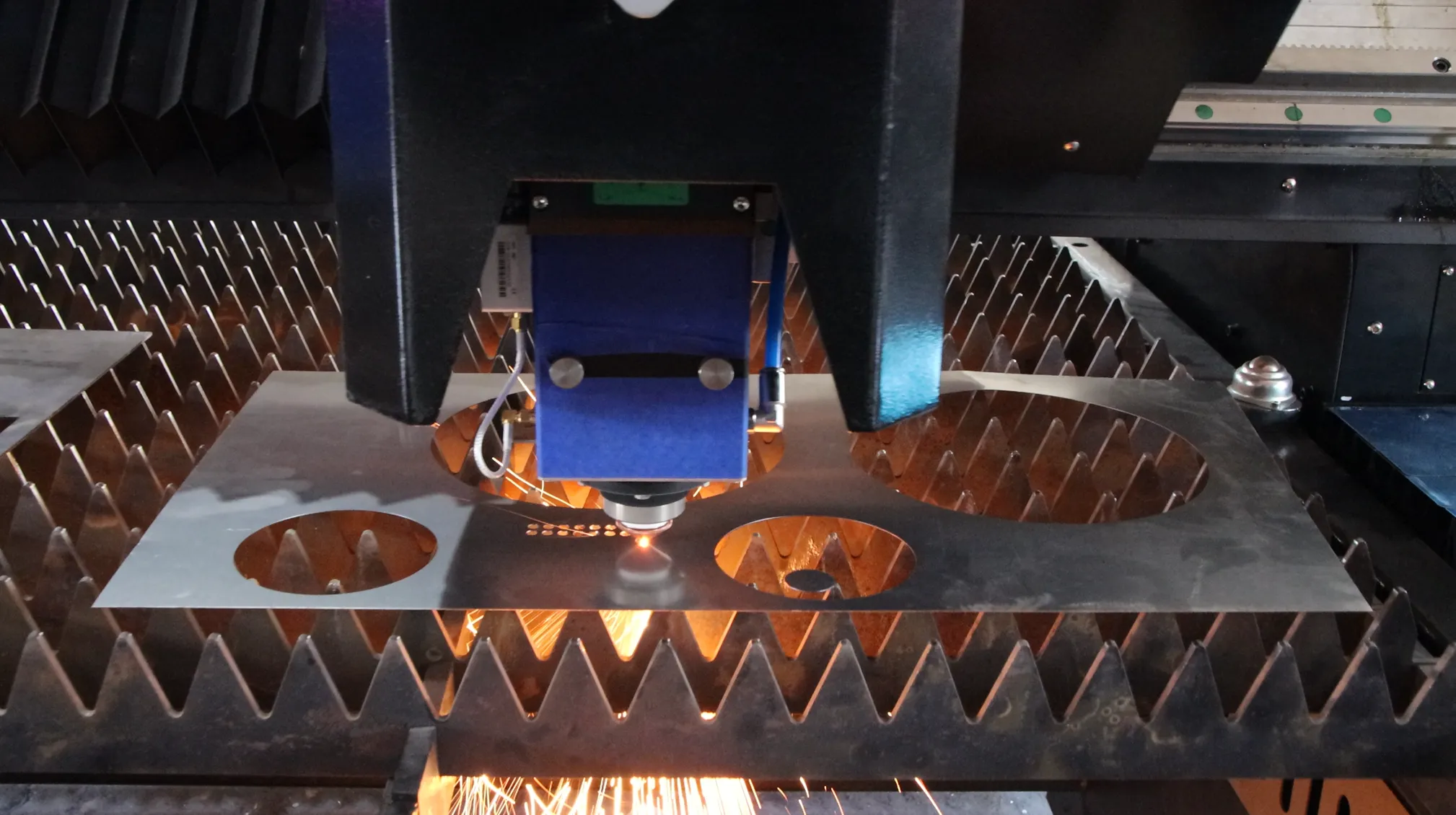 STR3015AG Laser Cutting Machine Background
